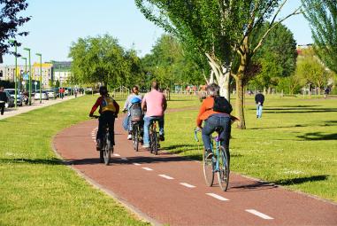 Un groupe de cyclistes circulant sur une piste cyclable