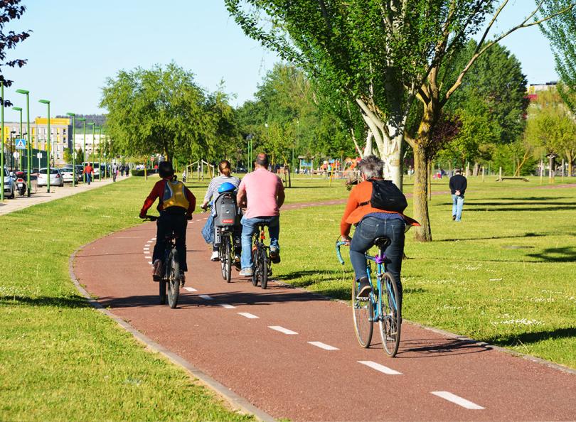 Un groupe de cyclistes circulant sur une piste cyclable
