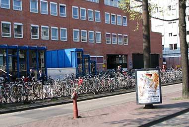 rangé de vélos devant une usine