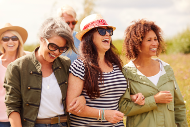 femmes rayonnantes et complices, ce qui illustre parfaitement la solidarité et la joie de vivre en milieu rural
