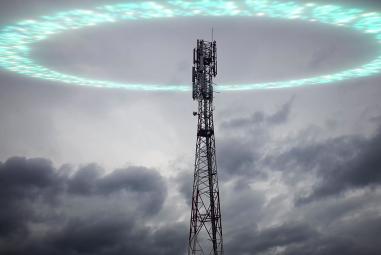 Antenne relais et ses émetteurs. Rendu animé en 3D illustrant la propagation des ondes électromagnétiques