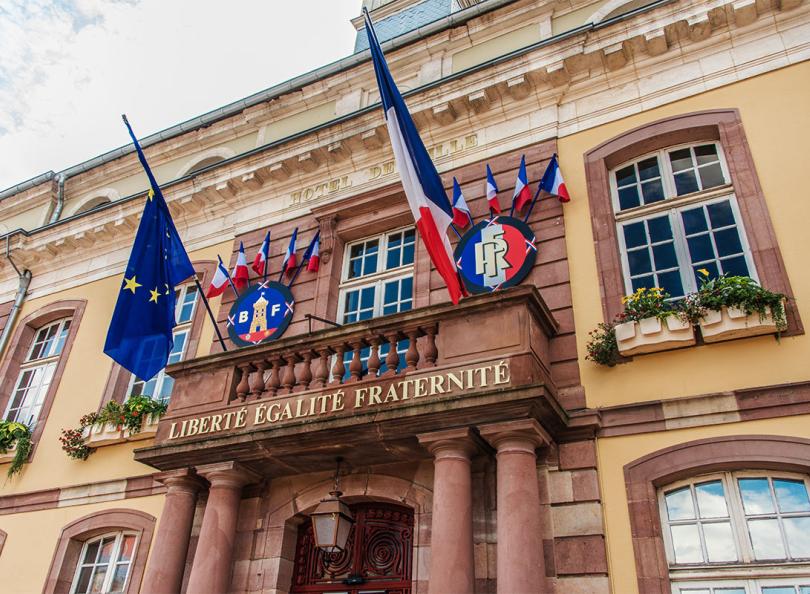 Fronton d'une mairie