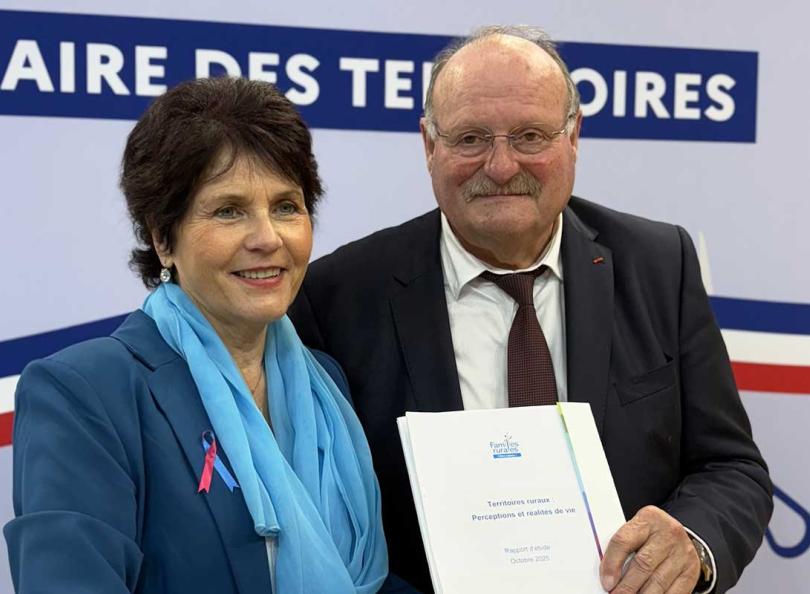 Guylaine Brohan, présidente de Familles Rurales, a remet à Michel Fournier, Ministre délégué chargé de la ruralité, notre enquête  réalisée avec l'IFOP « Territoires ruraux : perceptions et réalités de vie » à l'occasion du salon des maires