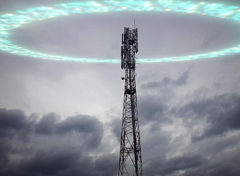 Antenne relais et ses émetteurs. Rendu animé en 3D illustrant la propagation des ondes électromagnétiques