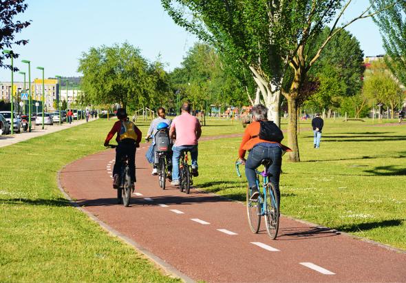 Un groupe de cyclistes circulant sur une piste cyclable