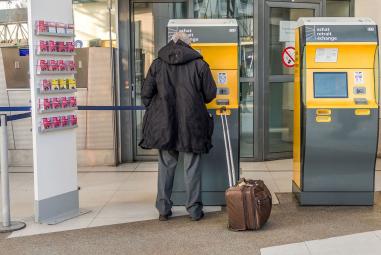 Homme qui achète un billet de train SNCF à la borne