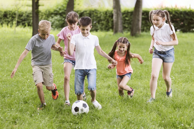 enfants-jouant-au-football-exterieur_23-2148210529.jpg