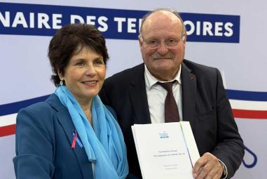 Guylaine Brohan, présidente de Familles Rurales, a remet à Michel Fournier, Ministre délégué chargé de la ruralité, notre enquête  réalisée avec l'IFOP « Territoires ruraux : perceptions et réalités de vie » à l'occasion du salon des maires