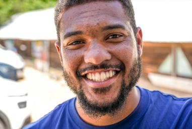 jeune de familles rurales qui sourit