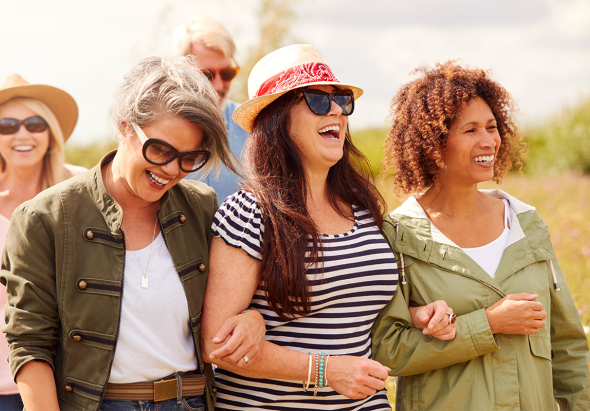 femmes rayonnantes et complices, ce qui illustre parfaitement la solidarité et la joie de vivre en milieu rural
