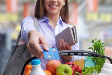 Une femme paye ses courses avec une carte de crédit