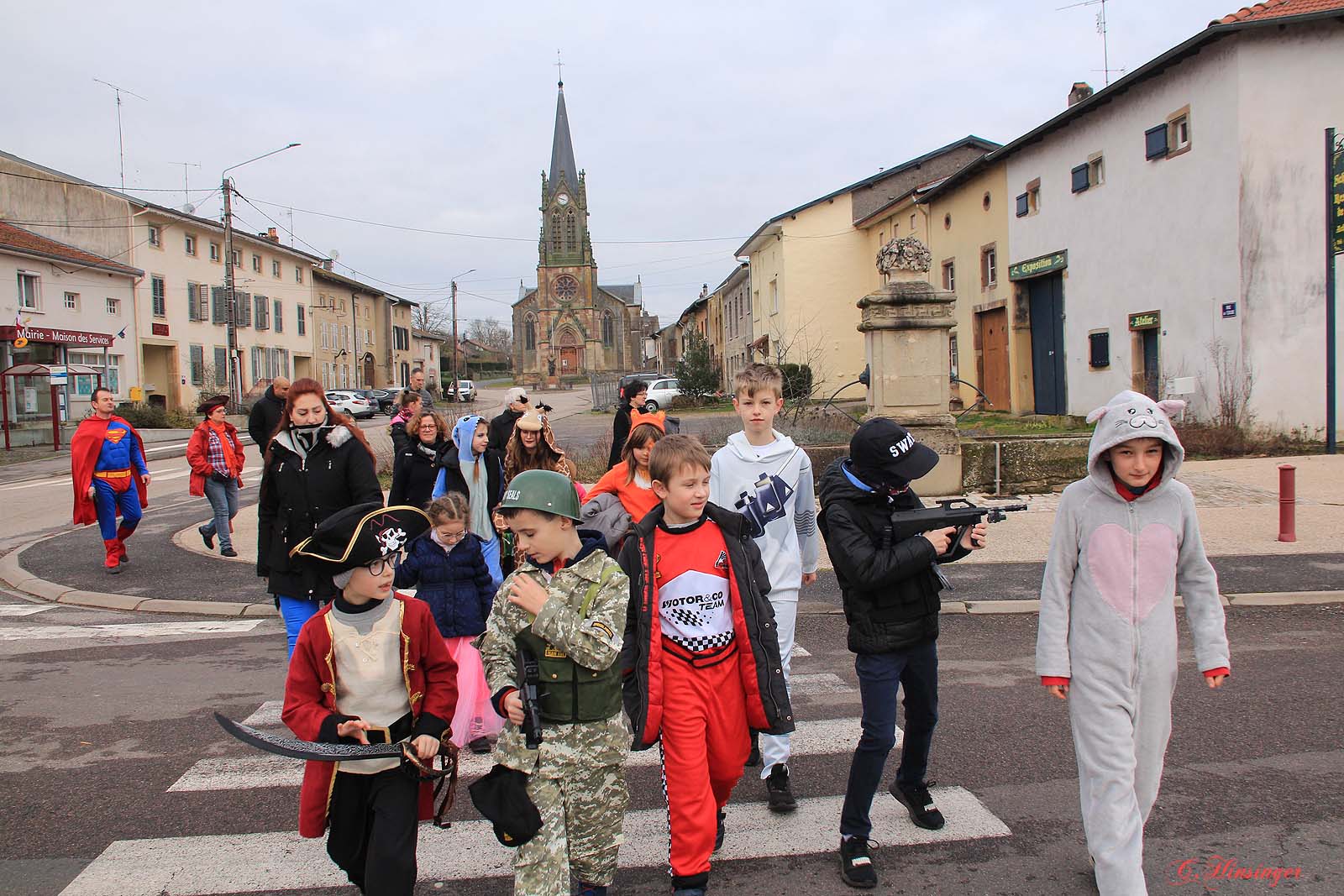 carnaval dans les rues de Magnières