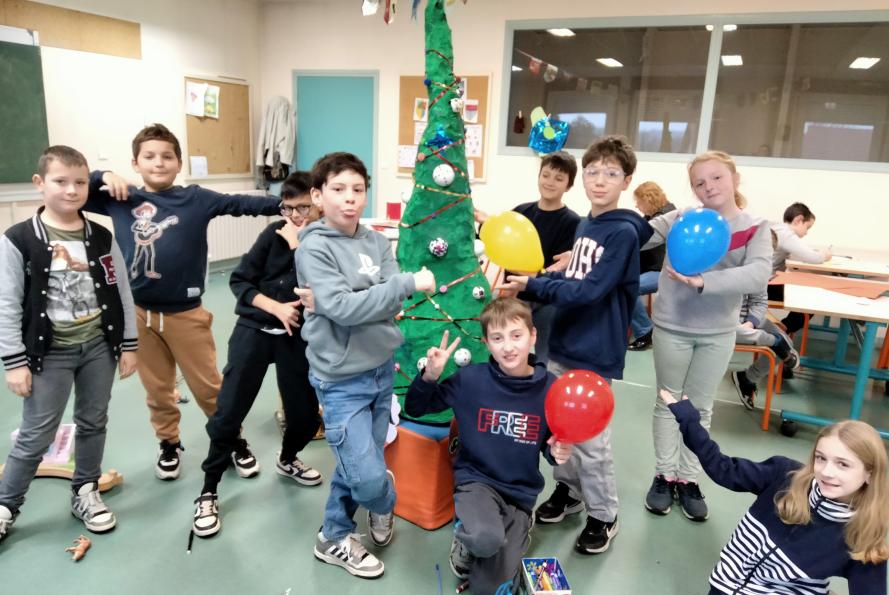 Les enfants devant leur sapin décoré !