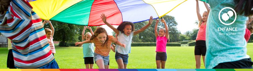 Enfants courant sous un parachute