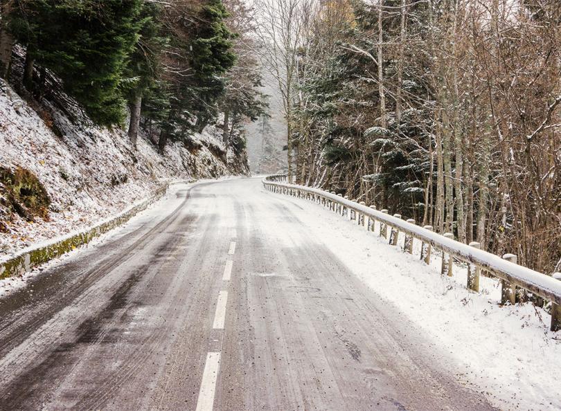 Une route enneigée et verglacée en montagne