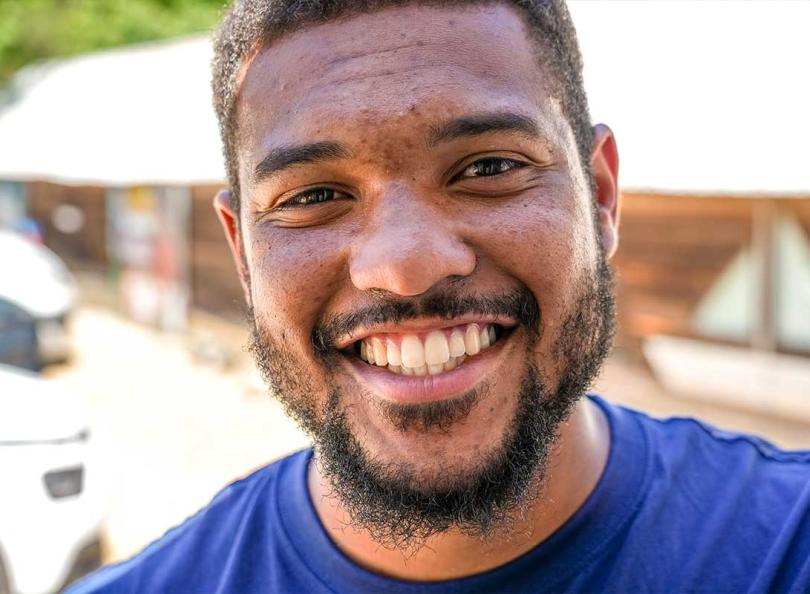 jeune de familles rurales qui sourit