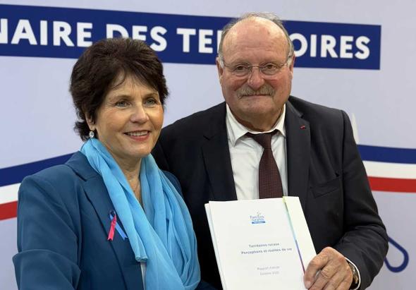 Guylaine Brohan, présidente de Familles Rurales, a remet à Michel Fournier, Ministre délégué chargé de la ruralité, notre enquête  réalisée avec l'IFOP « Territoires ruraux : perceptions et réalités de vie » à l'occasion du salon des maires