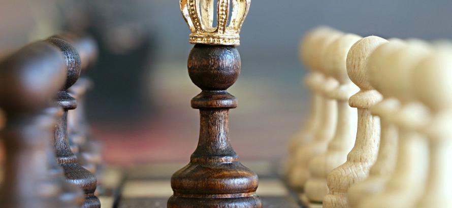 Image d'une pièce d'échec avec une couronne