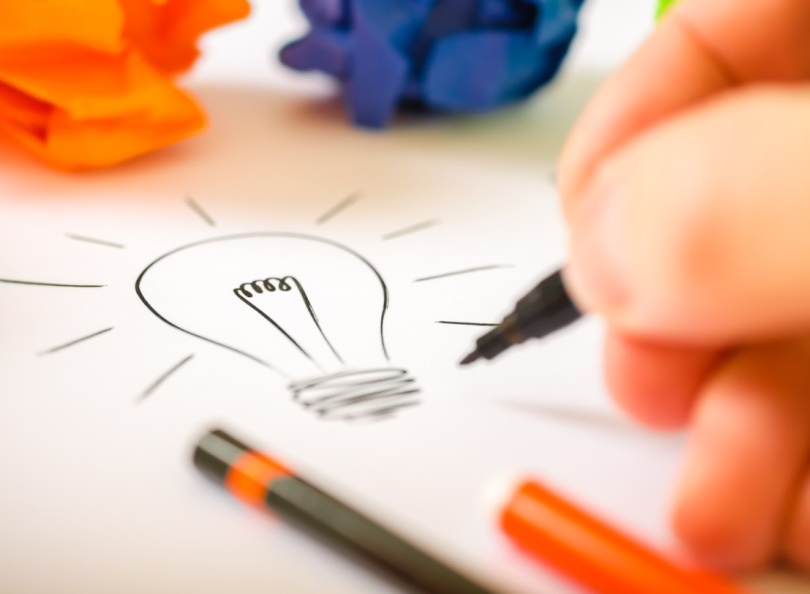 le concept d'invention et d'idée neuve est représenté avec un dessin d'ampoule lumineuse pour illustrer l'appel à initiative des Bourses Jeunes Action 2025