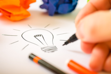 le concept d'invention et d'idée neuve est représenté avec un dessin d'ampoule lumineuse pour illustrer l'appel à initiative des Bourses Jeunes Action 2025