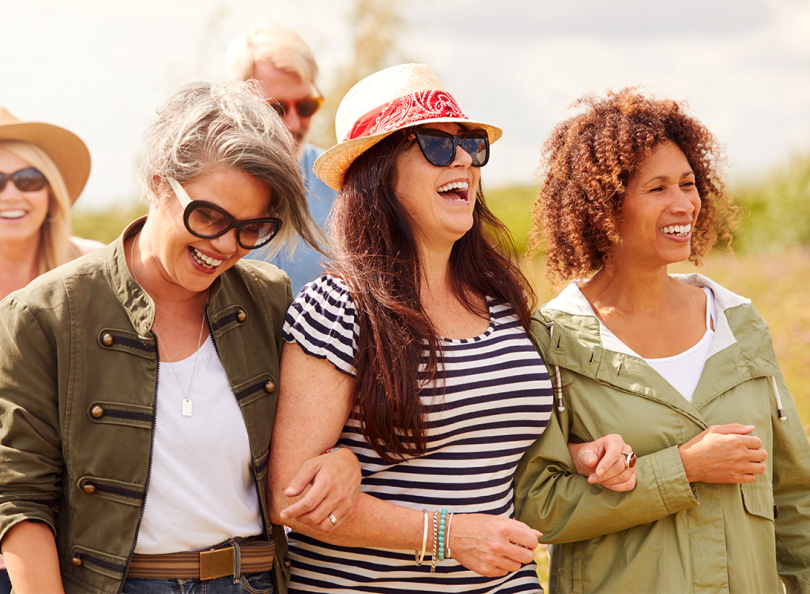 femmes rayonnantes et complices, ce qui illustre parfaitement la solidarité et la joie de vivre en milieu rural